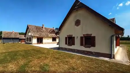 Eladó tanya, Lajosmizse 9 szoba 369 m² 119 M Ft